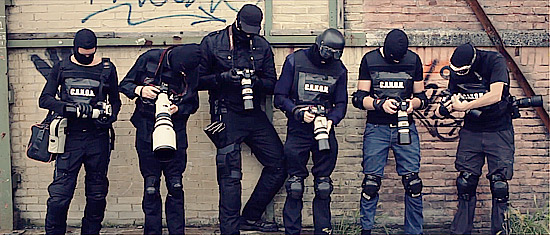 Видео: Canon Commandos vs. Nikon Terrorists