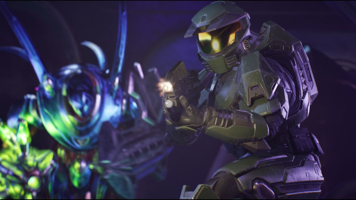Master Chief in front of an Elite enemy in Halo Campaign Evolved