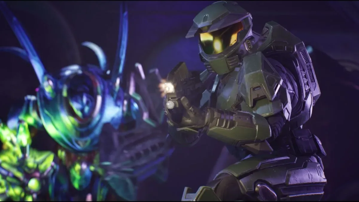 Master Chief in front of an Elite enemy in Halo Campaign Evolved