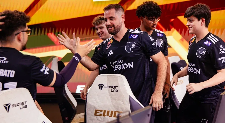 The photo features Counter-Strike pro players from the team FURIA: greeting each other after a successful match at the CS2 Esports World Cup 2026 (EWC 2026).