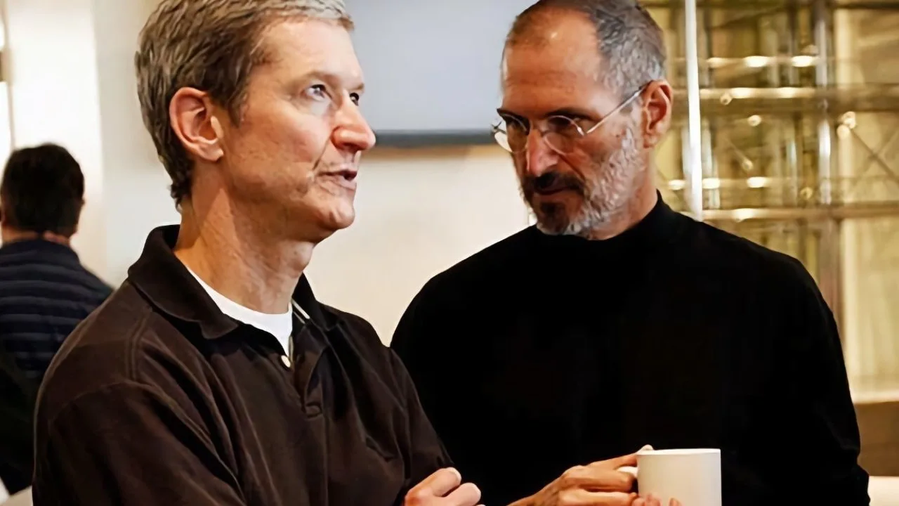 The transition from Steve Jobs (right) to Tim Cook was not done as well as the latest handover of CEOs - image credit: Apple
