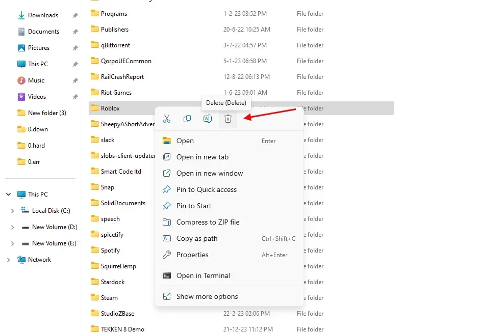 arrow pointing at delete icon in windows 11 context menu, deleting the roblox folder to clear cache