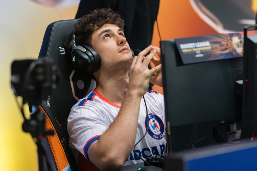 It’s a photo of the pro Rocket League player bananahead from the team Wildcard. In front of a computer, preparing for a match at the RLCS 2026 World Finals.