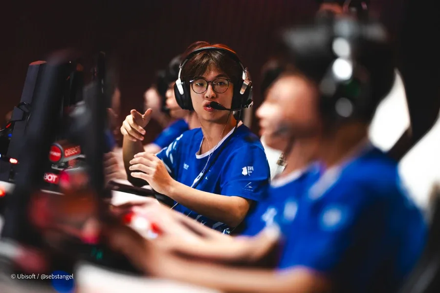 The photo features Rainbow Six Siege pro players from the team KINGZERO eSports — focused during a play-in match at the R6 Esports World Cup 2026 (EWC 2026).